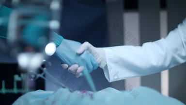 外科医生医生握手外科医生团队祝贺成功的操作
